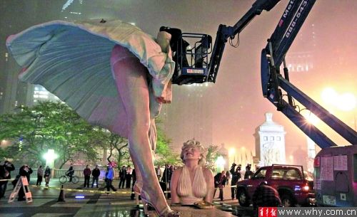 工作人员连夜分解芝加哥市区广场上的巨型梦露雕塑。