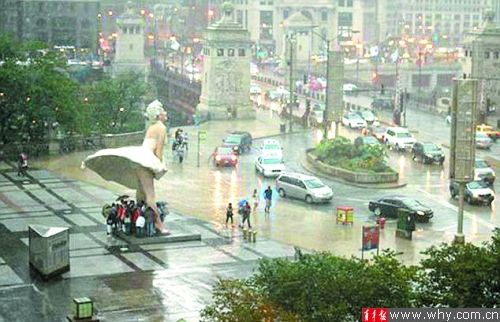 下雨天，“梦露”裙摆添新功能。