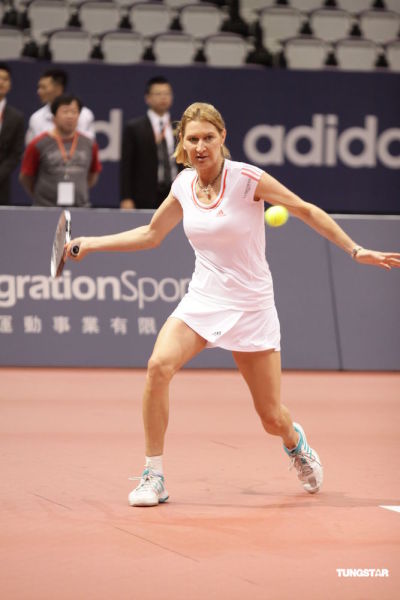 阿加西携妻来台捐球拍