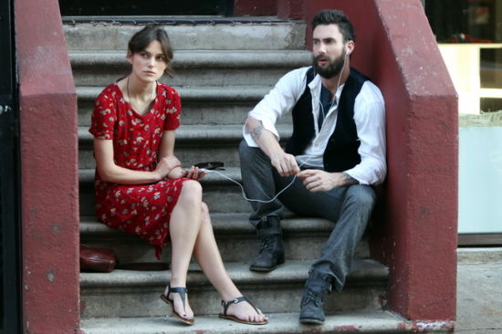 亚当与凯拉-奈特莉在片场