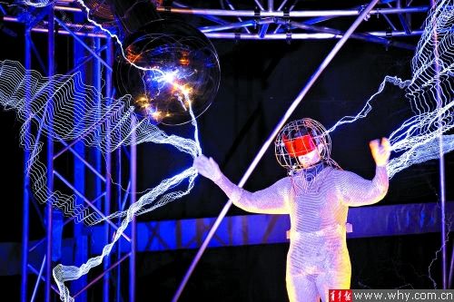 魔术大师布莱恩和“电波”互动，专业人士提醒普通观众“切勿模仿危险动作”