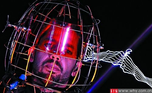 布莱恩戴上特制头盔