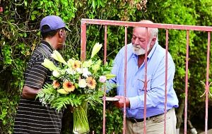 斯廷坎普父亲(右)在女儿死后深陷悲伤