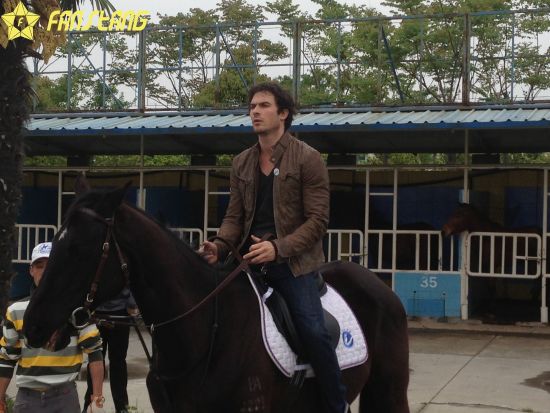 Ian Somerhalder骑马卖萌