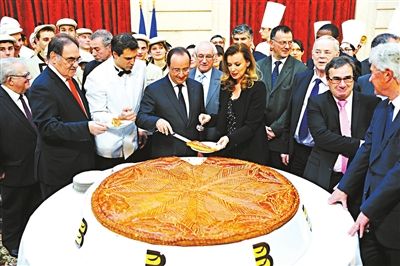 2014年1月9日，法国巴黎，奥朗德与瓦莱丽一同出席爱丽舍宫主显节蛋糕切割仪式。次日，《更近》杂志刊登了奥朗德和女演员朱莉·加耶的绯闻