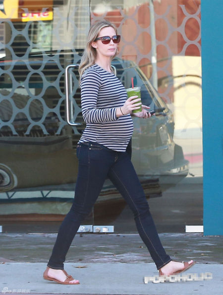 艾米莉挺大肚逛街(资料图片)