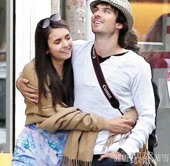 妮娜和前男友逛街晒恩爱。