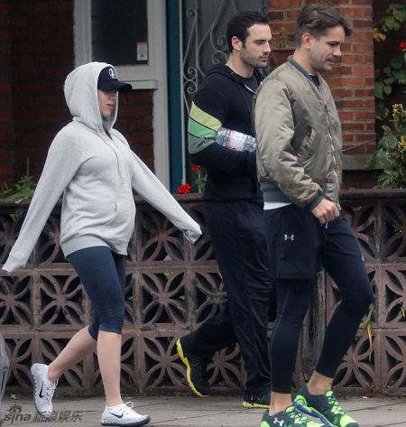 斯嘉丽孕期与达瑞克一起锻炼
