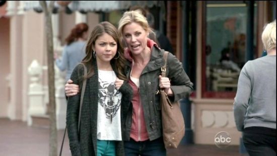 莎拉-海兰德与朱莉-波文剧中饰演母女