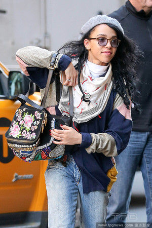 fka twigs左手无名指多了个戒指