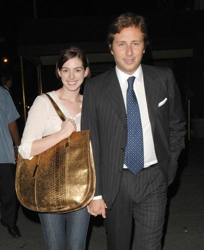 组图:安妮海瑟薇与男友共餐 十指紧扣小鸟依人