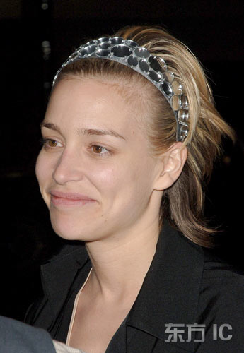 组图:派珀-佩拉博下车露春光 与马修-派瑞就餐