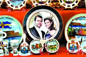 　在瑞典各种商店，从巧克力到邮票，从盘子到书签，上面都能看到公主夫妇的合影。