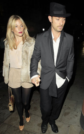 裘德-洛与西耶娜-米勒外出 大展绅士风度(组图)