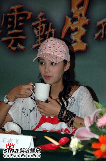 张歆艺端起水杯