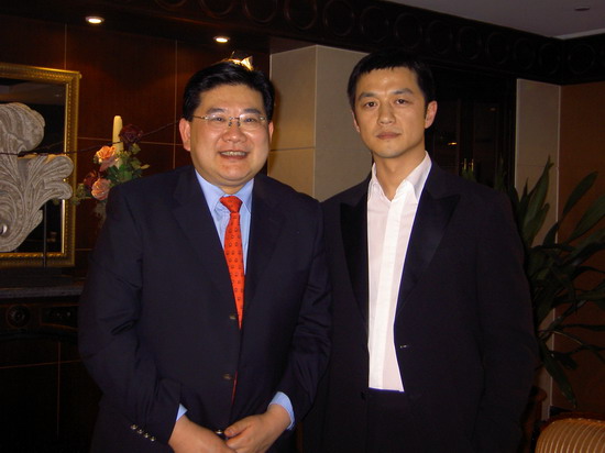 李亚鹏与主持人曹可凡