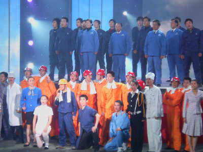 王宝强领唱《农民工之歌》 本文图片 早报记者骆俊澎