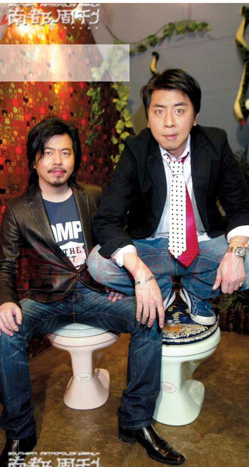 黄国伦与梁赫群为《王牌大贱谍》拍宣传照，想法独特的两人居然在马桶上摆酷。