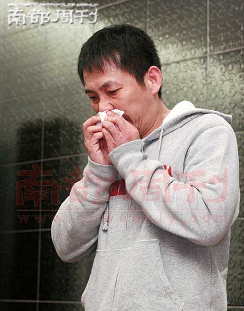 2006年，屈中恒承认吸毒，声泪俱下地公开道歉。