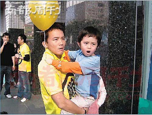 孙鹏自称从此将成为儿子孙华的“二十四孝”老爸。