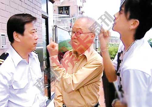 2005年，在《甜酸爷爷》中饰演文超杰，夺得最佳男配角。