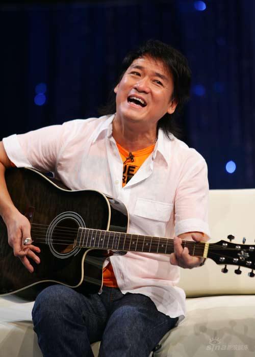 周华健边弹边唱