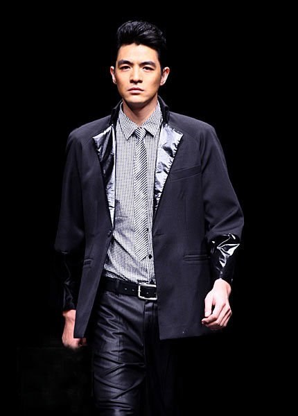 李学庆回应走秀开天价:不是走两圈儿就挣大钱