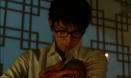 张泰山逃亡中为产妇接生，怀抱小婴儿想到自己的女儿感慨万千