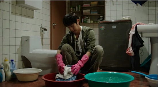 张泰山边逃亡边救人，还为小婴儿洗尿布