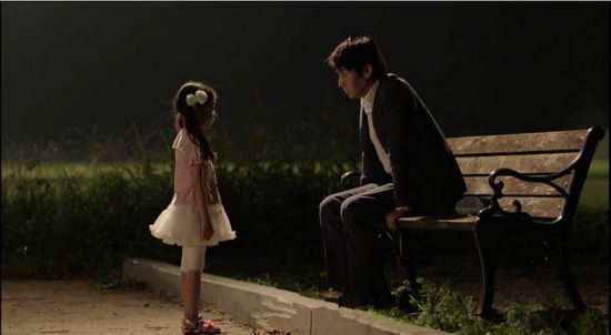 李准基饰演的张泰山经常在幻觉中和女儿对话