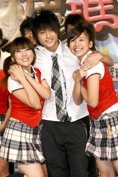 黑涩会美眉棒棒堂男孩新剧首映会现场热吻(图)