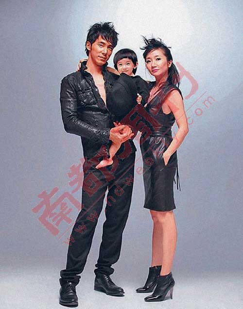 陶子黑衣全家福。