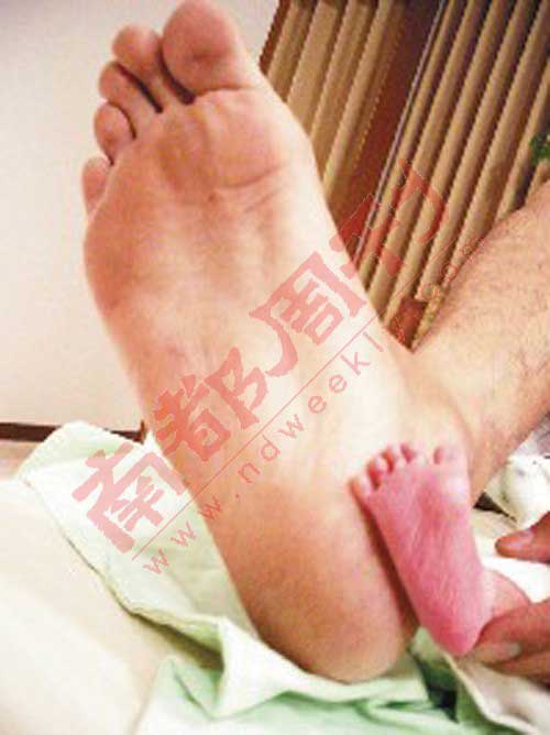 女儿的小脚与老公的大脚照。