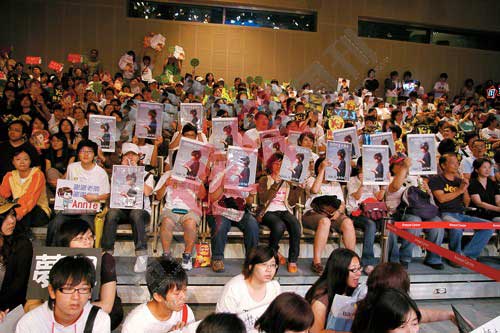 当天录影时间是周末，来了很多学生，门口也聚集了不少粉丝。