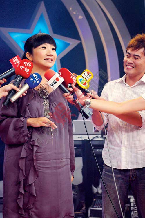 孕妇心情好的不得了，连拍照也十分大方的秀出滚圆肚皮。