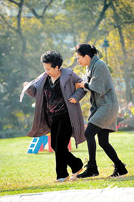 袁咏仪在拍戏时照顾薛家燕