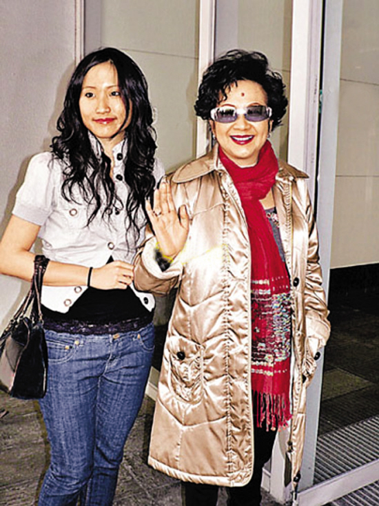 薛家燕由大女儿石佑珊(左)搀扶前往TVB