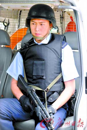 李柏翘(陈键锋饰)在警队中发展顺利，很快就从普通警员升为见习督察。