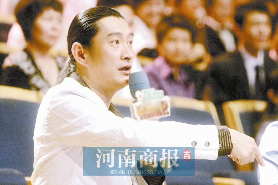 一向以"毒舌"著称的黄安,昨天坐镇都市频道《你最有才》现场担纲