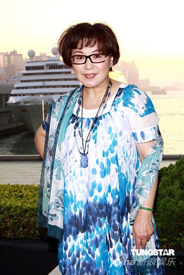 李司棋清凉装扮主持节目 陈法拉等前来助阵(图)