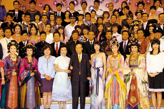 大合照上杨怡、马浚伟的位置都很靠前