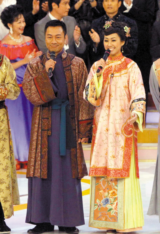 柴九(黎耀祥)和海棠(胡定欣)，唯独身边少了四奶奶(邓萃雯)