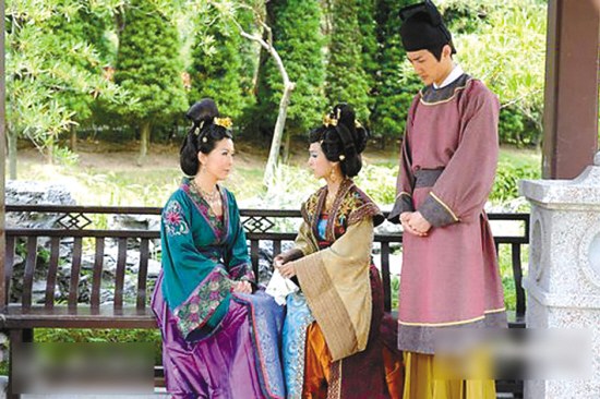 有时友情在利益面前显得很脆弱