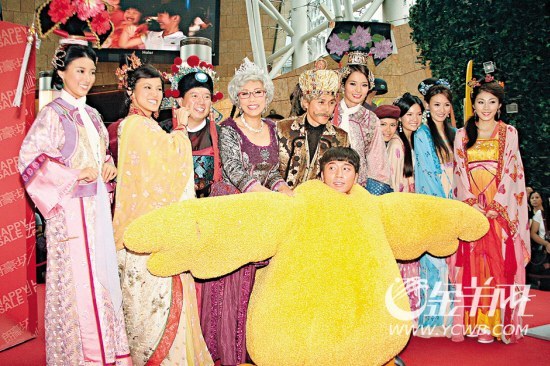 别以为这是一部古装剧。这一幕讲的是剧中雷小凤率领公司员工集体“变身”，来到某商场为公司进行宣传,其中汪明荃的白发女王造型倒也符合她在剧中的特点