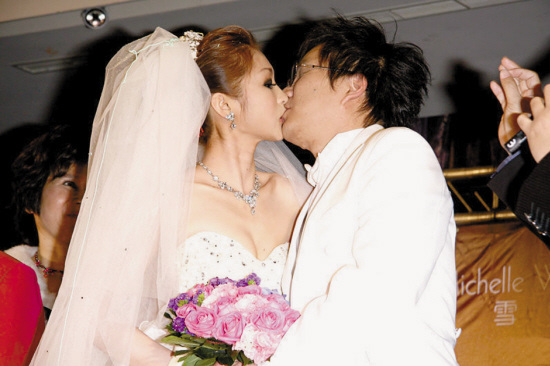 新郎新娘深情热吻