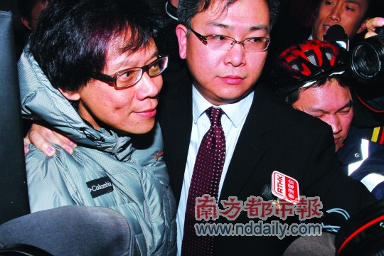 昨日下午5时，陈志云（左）随廉署人员下车时，逾百记者包围拍摄。