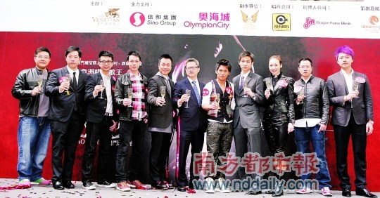 去年的曹格澳门演唱会是由丛培昆公司负责制作，他还出席了演唱会的记者会（右一）