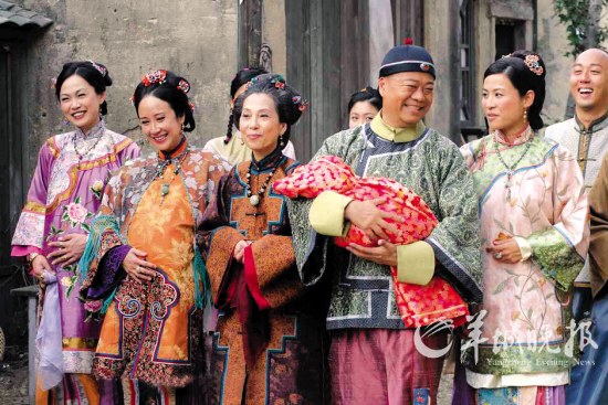 “施世纶”夹在母亲与多位夫人之间，可谓“痛并快乐着”