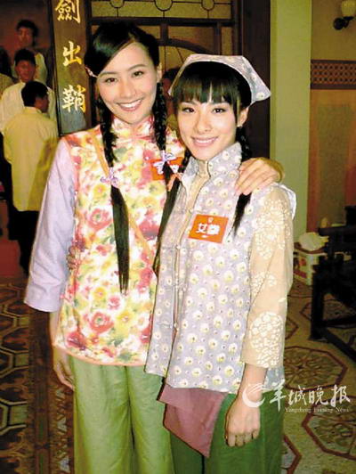 身穿《女拳》戏服的刘璇（右）和陈法拉