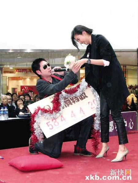 李思捷鬼马“求婚”，令蒙嘉慧十分尴尬